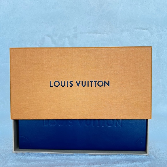 Authentic Louis Vutton Sunglasses!! Black color with gold motives! Brand New!!! - Picture 14 of 15